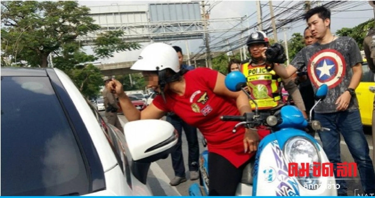 เร่งหาตัว "เจ๊ซ้ง" จ้างสาดพริกสาวขับเบนซ์ เร่งหาตัว "เจ๊ซ้ง" จ้างสาดพริกสาวขับเบนซ์