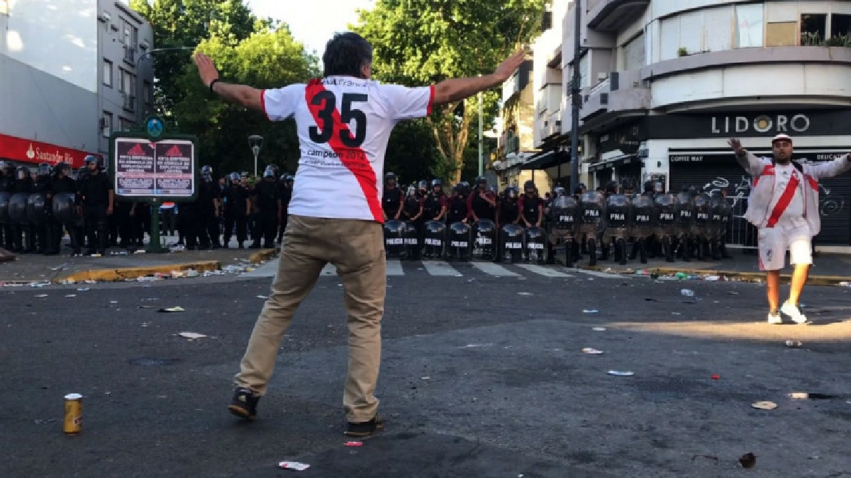 เลื่อนนัดชิงโกปาฯแฟน "ริเวอร์เพลท" คลั่งรุมรถบัสโบคา เลื่อนนัดชิงโกปาฯแฟน "ริเวอร์เพลท" คลั่งรุมรถบัสโบคา