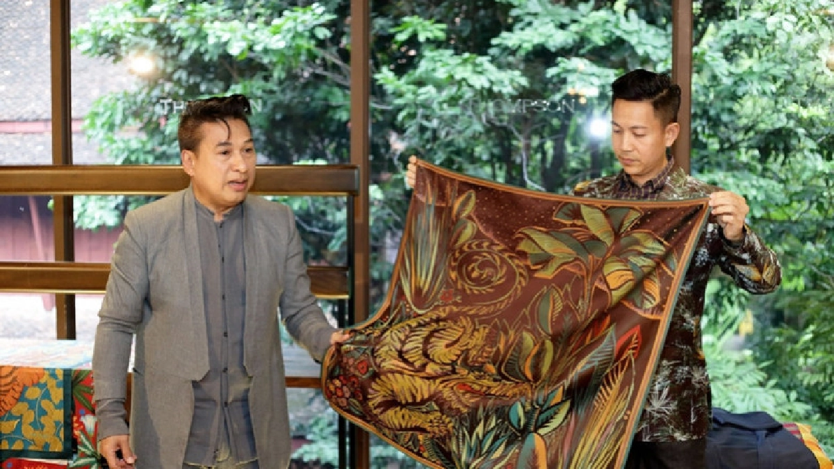เปิดกรุ "จิม ทอมป์สัน สคาร์ฟ" เปิดกรุ "จิม ทอมป์สัน สคาร์ฟ"