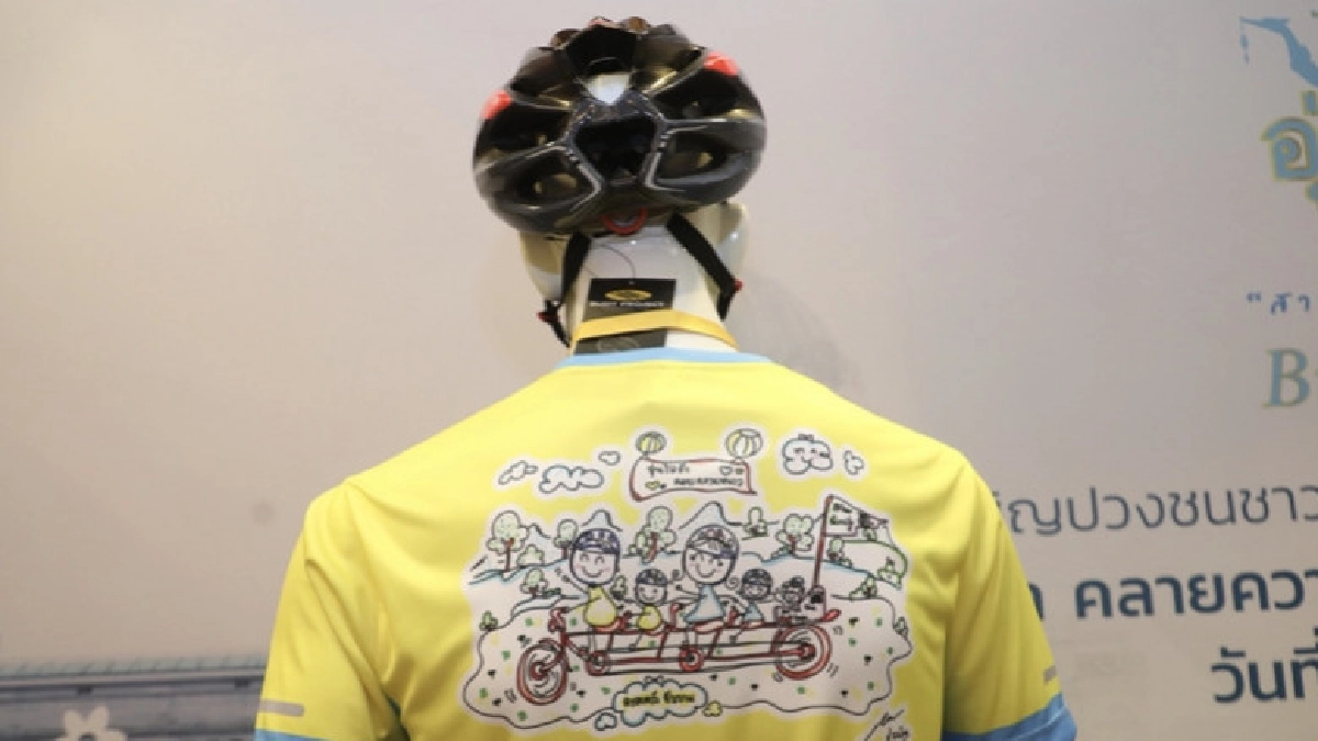 ในหลวง ร.10 พระราชทานเสื้อปั่นอุ่นไอรัก และน้ำดื่ม