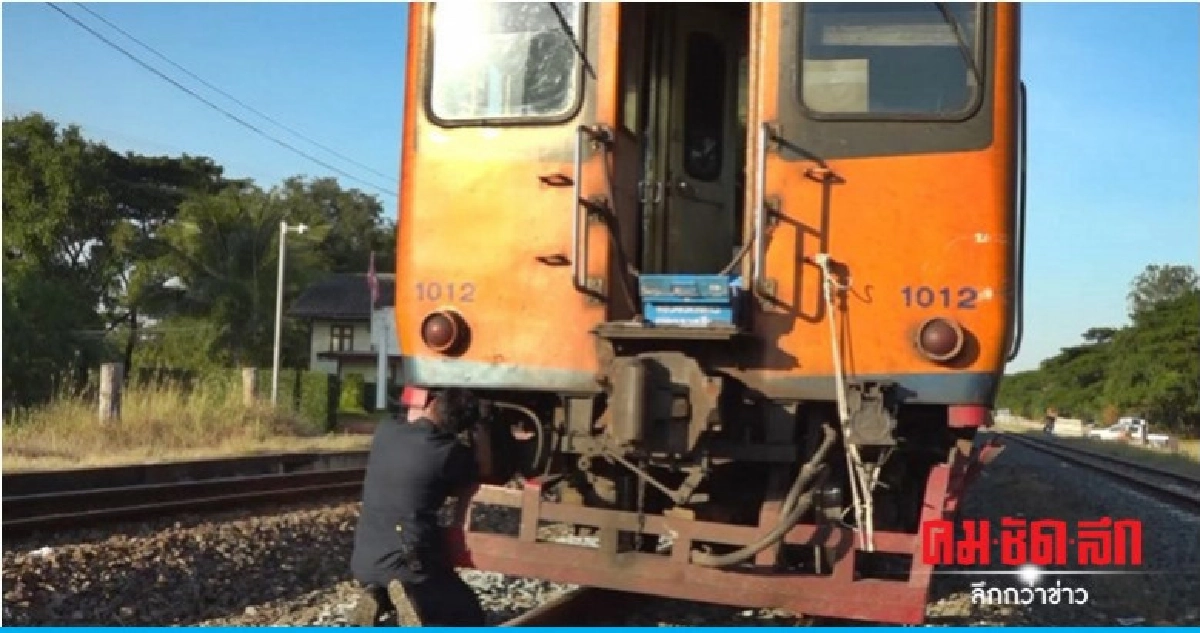 รถบรรทุกฟางเบรกแตกพุ่งชนรถไฟพังยับ คนขับเจ็บ รถบรรทุกฟางเบรกแตกพุ่งชนรถไฟพังยับ คนขับเจ็บ