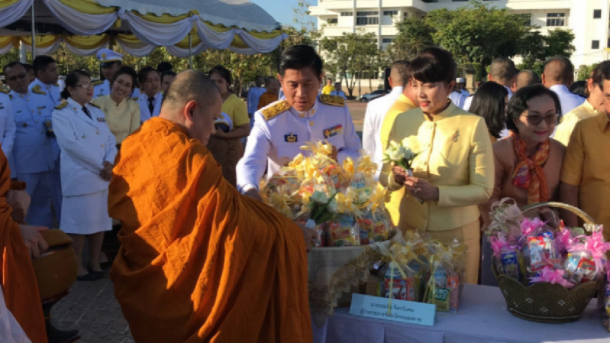 ประชาชนร่วมตักบาตรถวายเป็นพระราชกุศลแด่ในหลวง ร.9