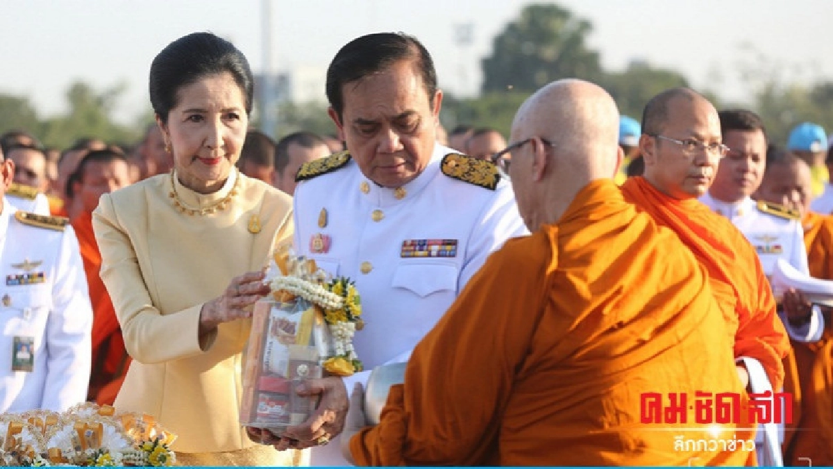 นายกฯ-ครม.ร่วมพิธีทำบุญตักบาตรถวายเป็นพระราชกุศลแด่ ร.9 นายกฯ-ครม.ร่วมพิธีทำบุญตักบาตรถวายเป็นพระราชกุศลแด่ ร.9