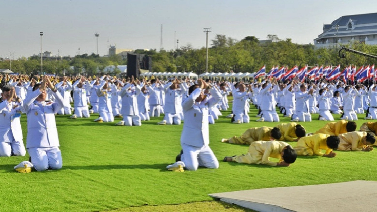 นายกฯเป็นประธานในพิธีวางพานพุ่มและถวายบังคม นายกฯเป็นประธานในพิธีวางพานพุ่มและถวายบังคม
