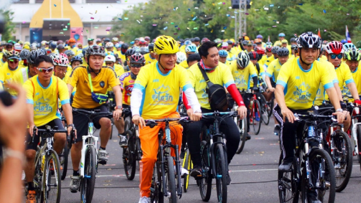 ผู้ว่าฯโคราช-เทวัญ-สุวัจน์ ร่วมกิจกรรม "Bike อุ่นไอรัก"