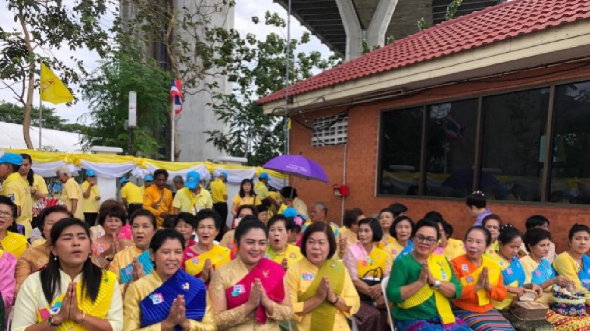 ประชาชนรอบคลองลัดโพธิ์ พร้อมรับเสด็จในหลวง ร.10 