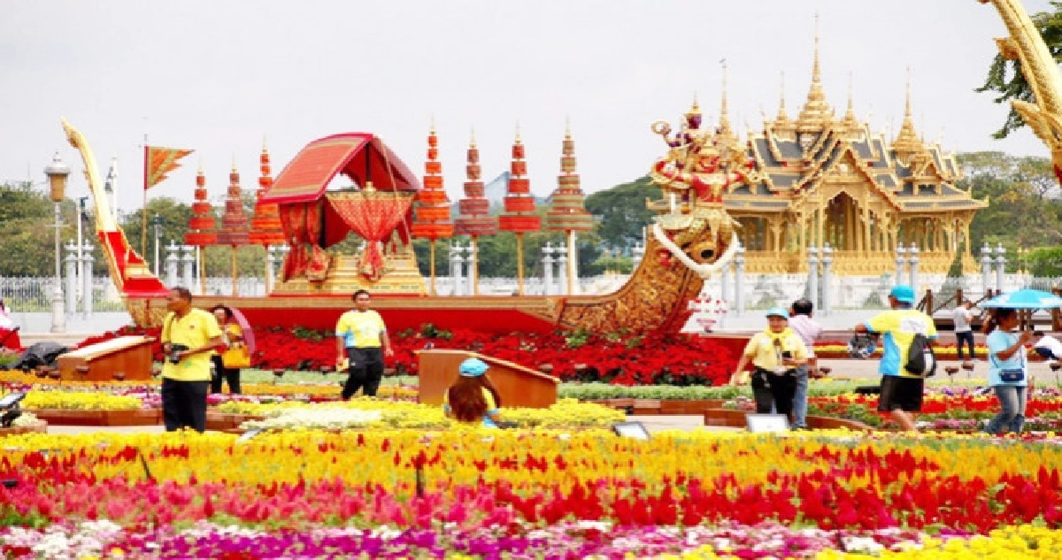ประชาชนแต่งชุดไทยเที่ยวงาน"อุ่นไอรัก"