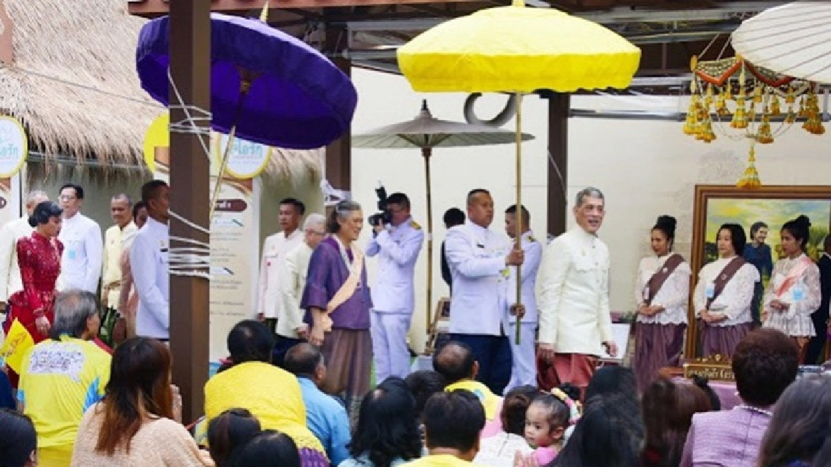 ร.10 ในฉลองพระองค์ย้อนยุคสมัย ร.5 ทรงเปิดงานอุ่นไอรัก