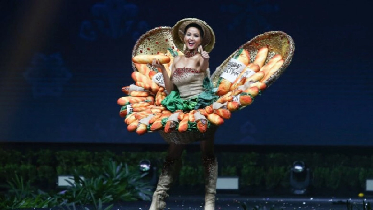 ฮือฮา! นางงามมิสยูนิเวิร์ส แบกชุดประจำชาติ 50 กก.โชว์สุดอลัง ฮือฮา! นางงามมิสยูนิเวิร์ส แบกชุดประจำชาติ 50 กก.โชว์สุดอลัง