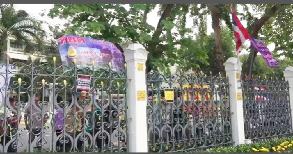 "ม็อบ"ต้านประมูลเอราวัณเกาะรั้วตะโกนด่ารัฐบาล "ม็อบ"ต้านประมูลเอราวัณเกาะรั้วตะโกนด่ารัฐบาล