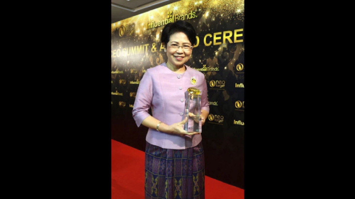 รับรางวัล Influential Women of the year รับรางวัล Influential Women of the year