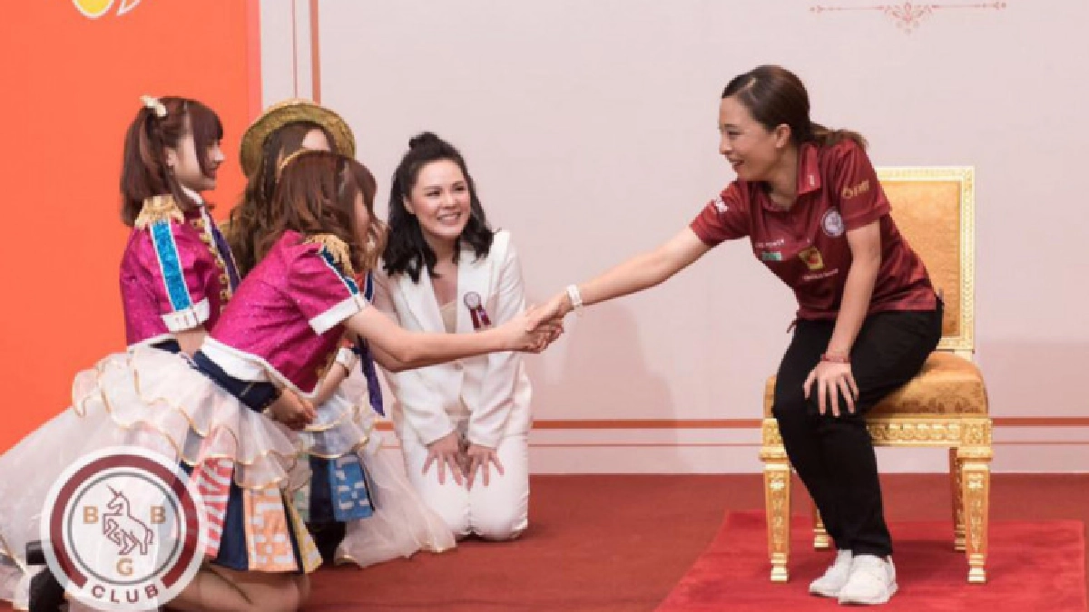 พระองค์ภาฯ ยื่นพระหัตถ์ตรัสถามน้องๆ BNK48 "จับมือเรามั้ย" พระองค์ภาฯ ยื่นพระหัตถ์ตรัสถามน้องๆ BNK48 "จับมือเรามั้ย"