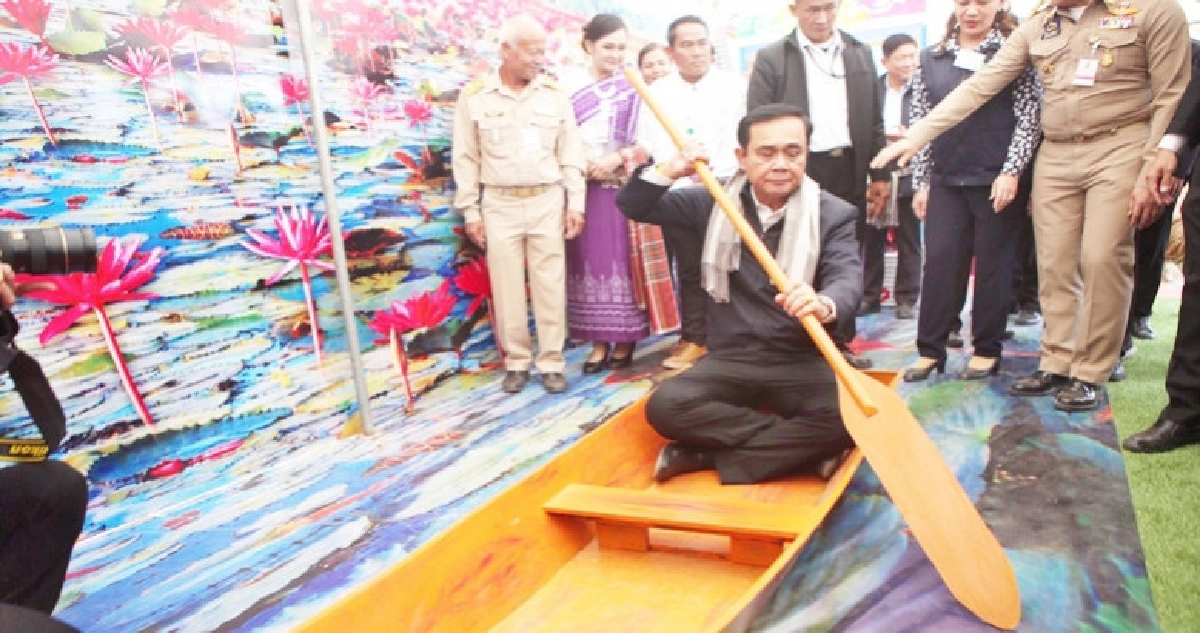 "นายกฯ"พายเรือบอกเป็นหางเสือรู้ว่าลำบาก "นายกฯ"พายเรือบอกเป็นหางเสือรู้ว่าลำบาก