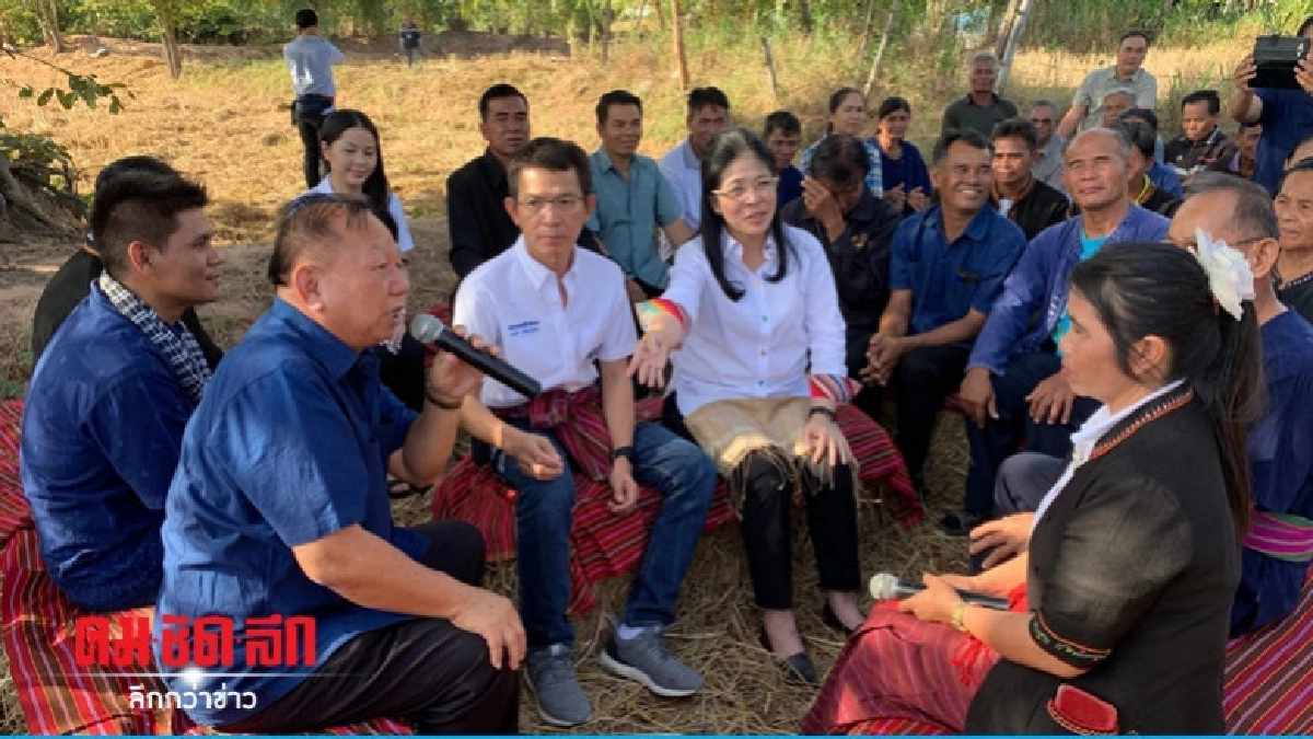 "คุณหญิงสุดารัตน์" นั่งกองฟางไลฟ์สดนาแปลงใหญ่ "คุณหญิงสุดารัตน์" นั่งกองฟางไลฟ์สดนาแปลงใหญ่