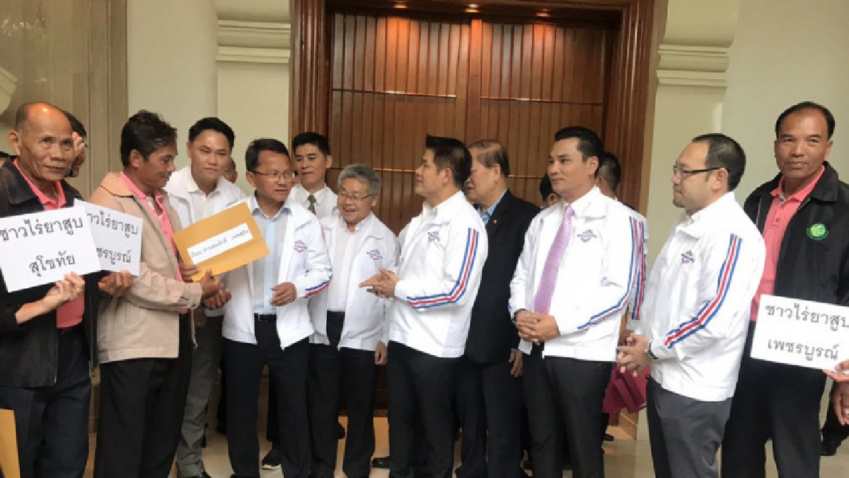 ชาวไร่ยาสูบวัดใจพลังประชารัฐ วอนล้มภาษีบุหรี่บัตรทอง ชาวไร่ยาสูบวัดใจพลังประชารัฐ วอนล้มภาษีบุหรี่บัตรทอง