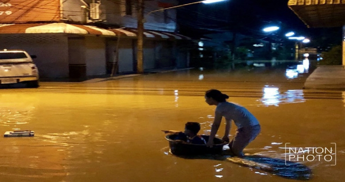บรรยากาศน้ำท่วมตอนกลางคืนหลังฝนถล่มตรัง (ภาพชุด) บรรยากาศน้ำท่วมตอนกลางคืนหลังฝนถล่มตรัง (ภาพชุด)