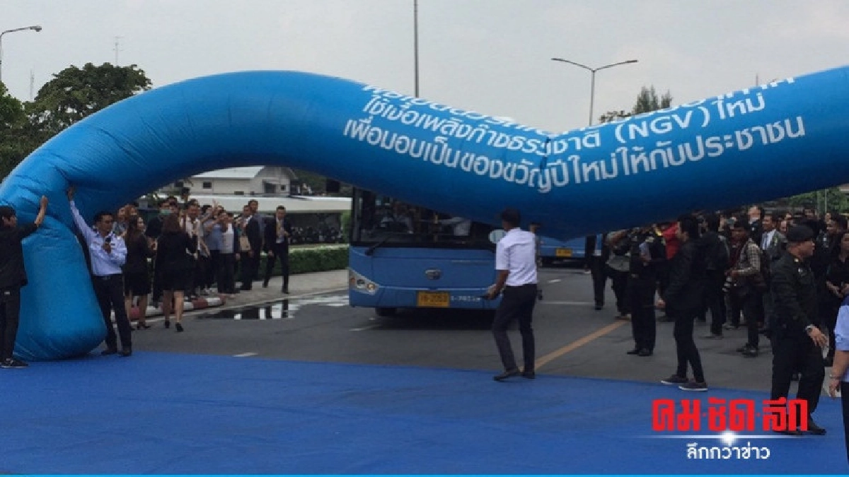 "ลุงตู่" เซ็งเปิดตัวเมล์เอ็นจีวี ซุ้มลมร่วงขวางคันที่นั่ง