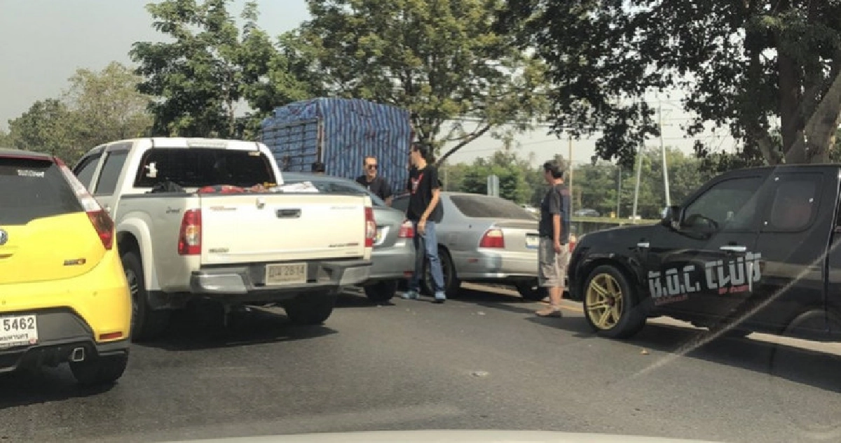 ชน 5 คันซ้อนสายเอเชียช่วงอยุธยาฯ-รถเริ่มติด ชน 5 คันซ้อนสายเอเชียช่วงอยุธยาฯ-รถเริ่มติด