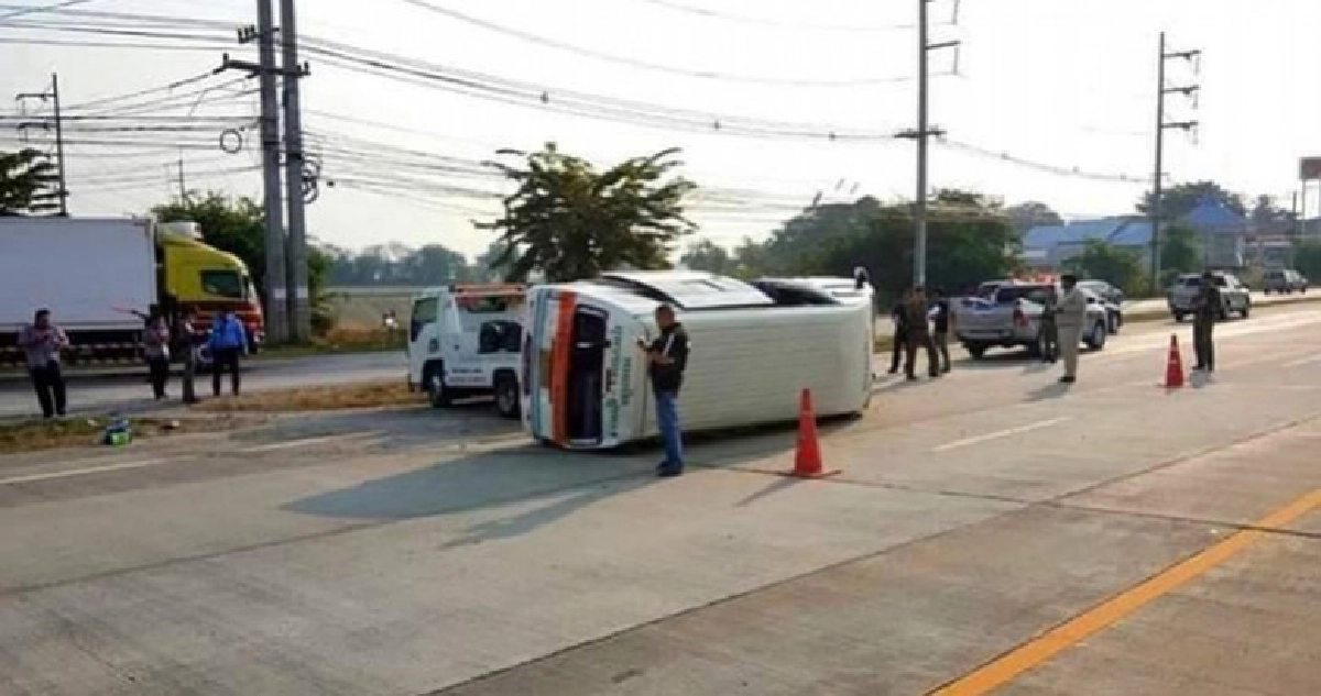 หวิดดับหมู่ !! รถตู้กทม.-สุพรรณฯคว่ำเจ็บ 5