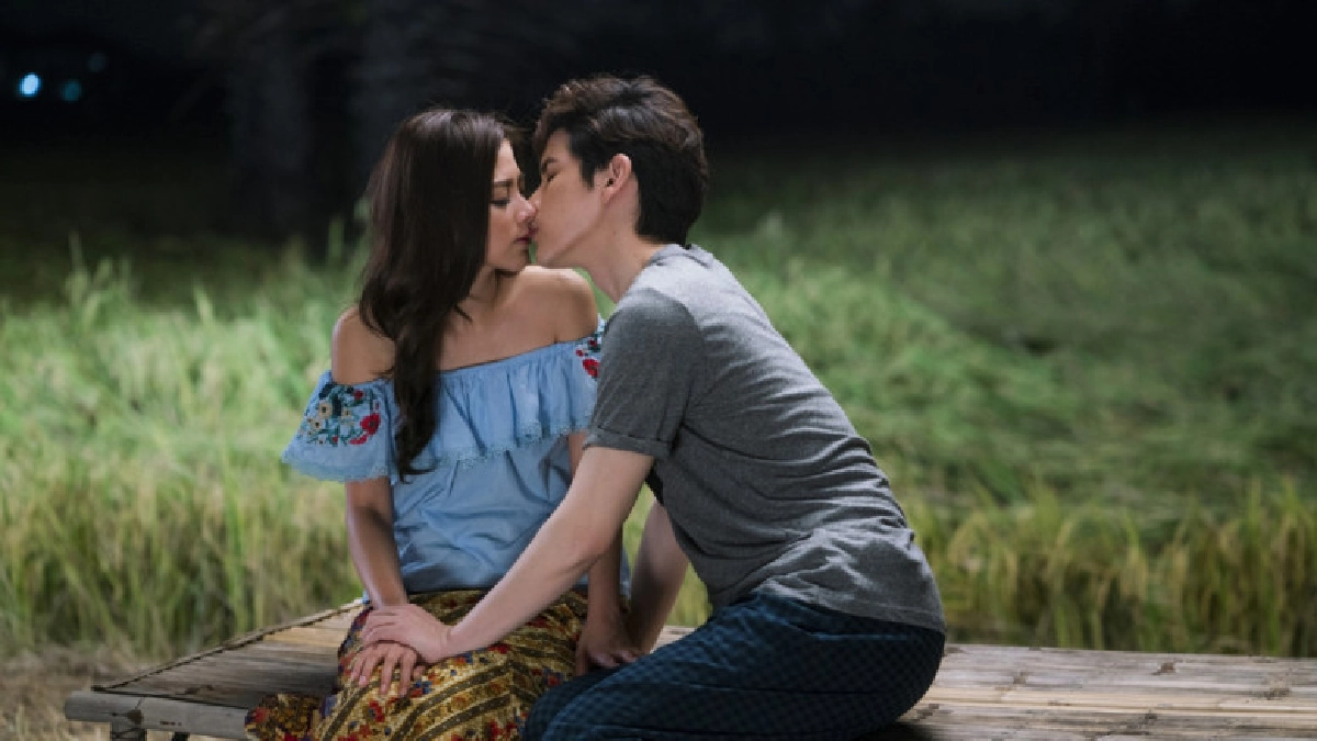 'เต๋า' จูบปลอบ 'ใบเฟิร์น' กลางทุ่งนา