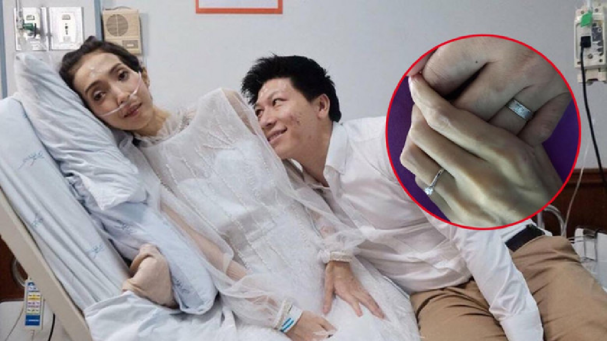 สุขปนเศร้า! หนุ่มสวมแหวนแต่งงานแฟนสาวป่วยหนักบนเตียงผู้ป่วย สุขปนเศร้า! หนุ่มสวมแหวนแต่งงานแฟนสาวป่วยหนักบนเตียงผู้ป่วย