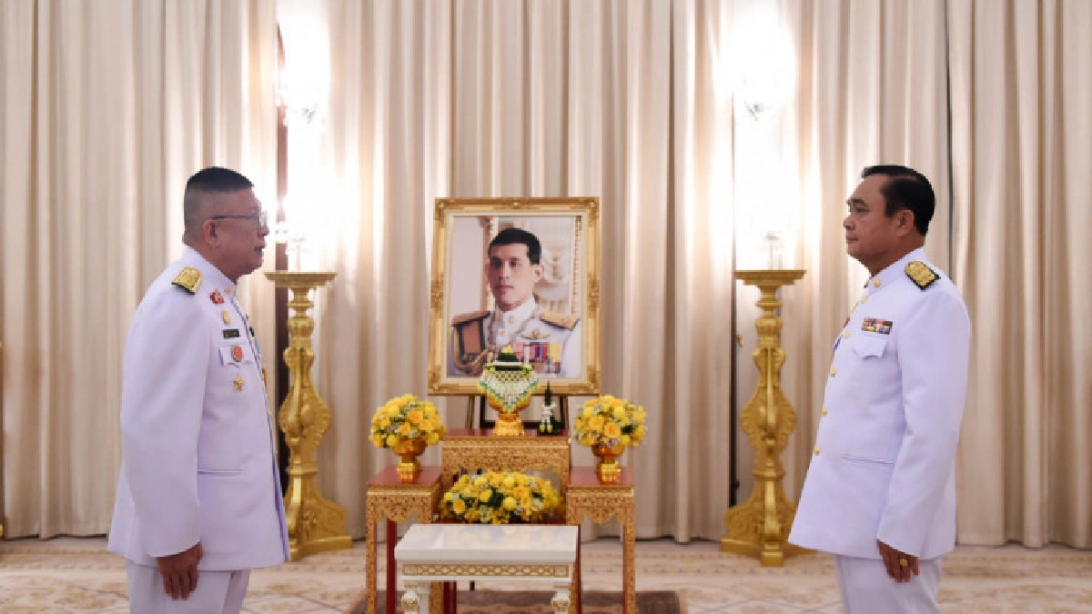 "สมเด็จพระเจ้าอยู่หัว" พระราชทานของขวัญปีใหม่ "ประยุทธ์" "สมเด็จพระเจ้าอยู่หัว" พระราชทานของขวัญปีใหม่ "ประยุทธ์"