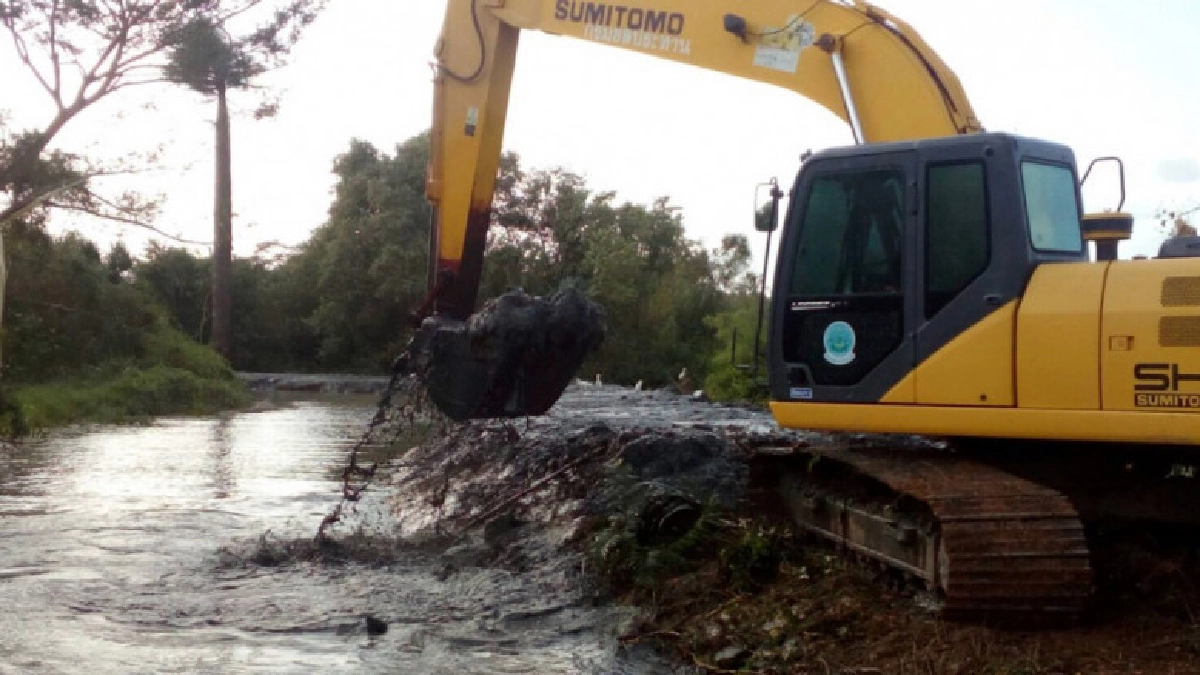 ชป. เร่งระบายน้ำอย่างต่อเนื่องช่วยสวนส้มโอ เมืองคอน