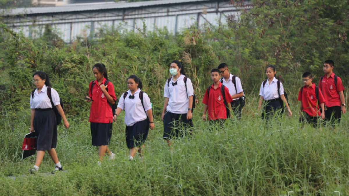 "นักเรียน-ประชาชน"สวมหน้ากากป้องกันฝุ่นละอองเกินมาตรฐาน
