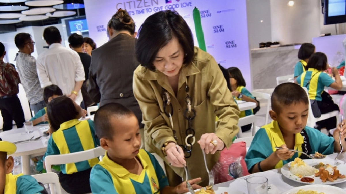 แบ่งปันความสุข มอบรอยยิ้ม ส่งความรัก