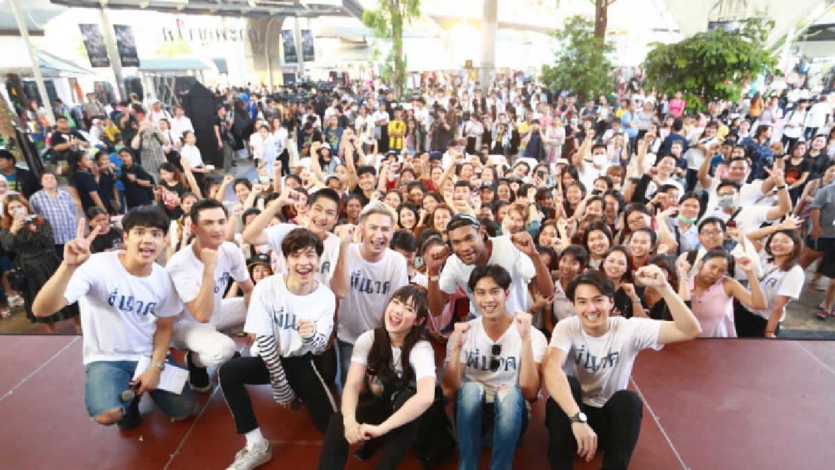 นักแสดง 'พี่นาค' แห่นาครอบอนุสาวรีย์ชัยสมรภูมิ