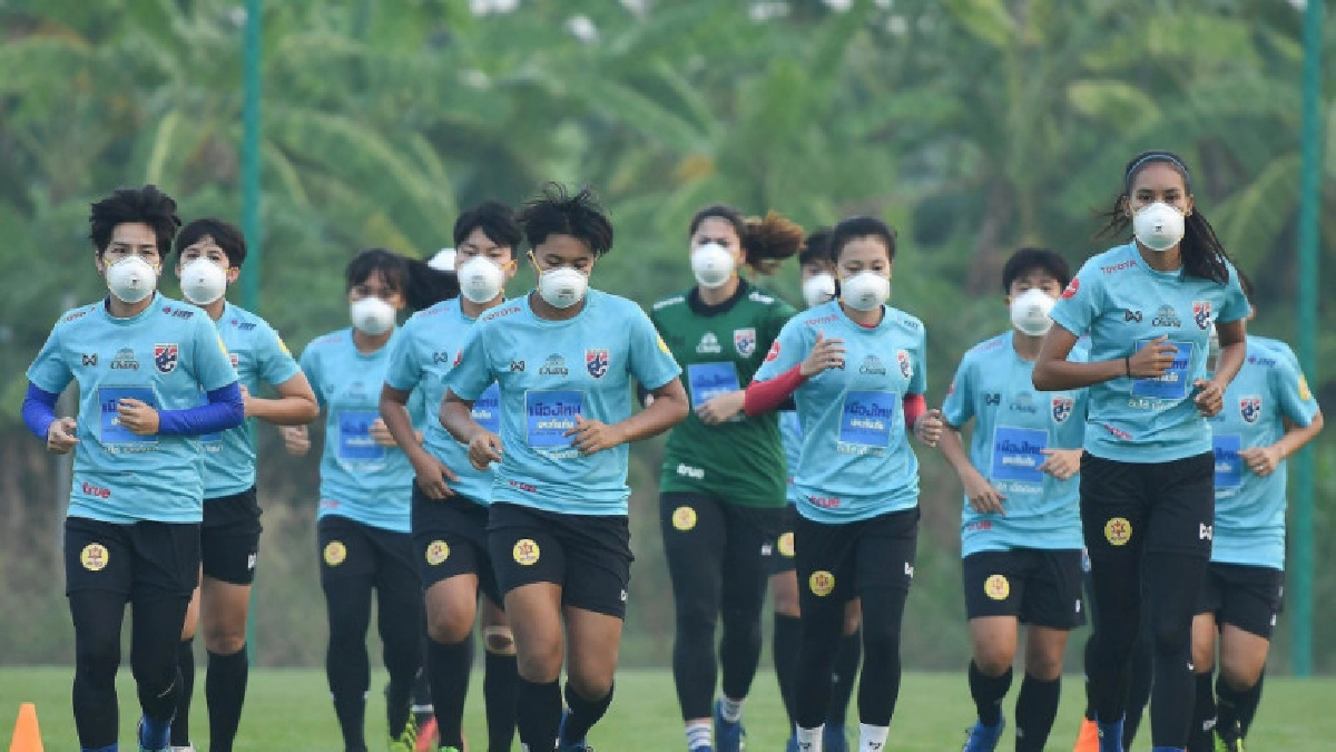 'มาดามแป้ง' สั่งชบาแก้วสวมหน้ากากลงซ้อม หวั่นปัญหาสุขภาพ 'มาดามแป้ง' สั่งชบาแก้วสวมหน้ากากลงซ้อม หวั่นปัญหาสุขภาพ