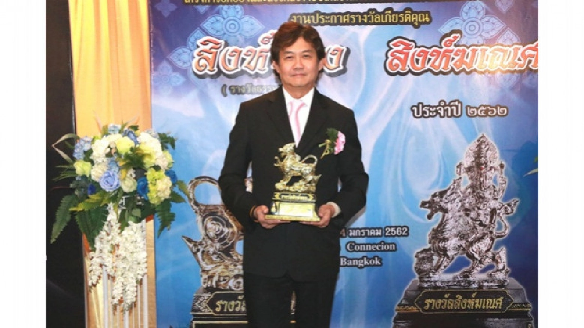 ผู้ว่าการ กคช.รับรางวัล "สิงห์ทอง" ผู้ว่าการ กคช.รับรางวัล "สิงห์ทอง"