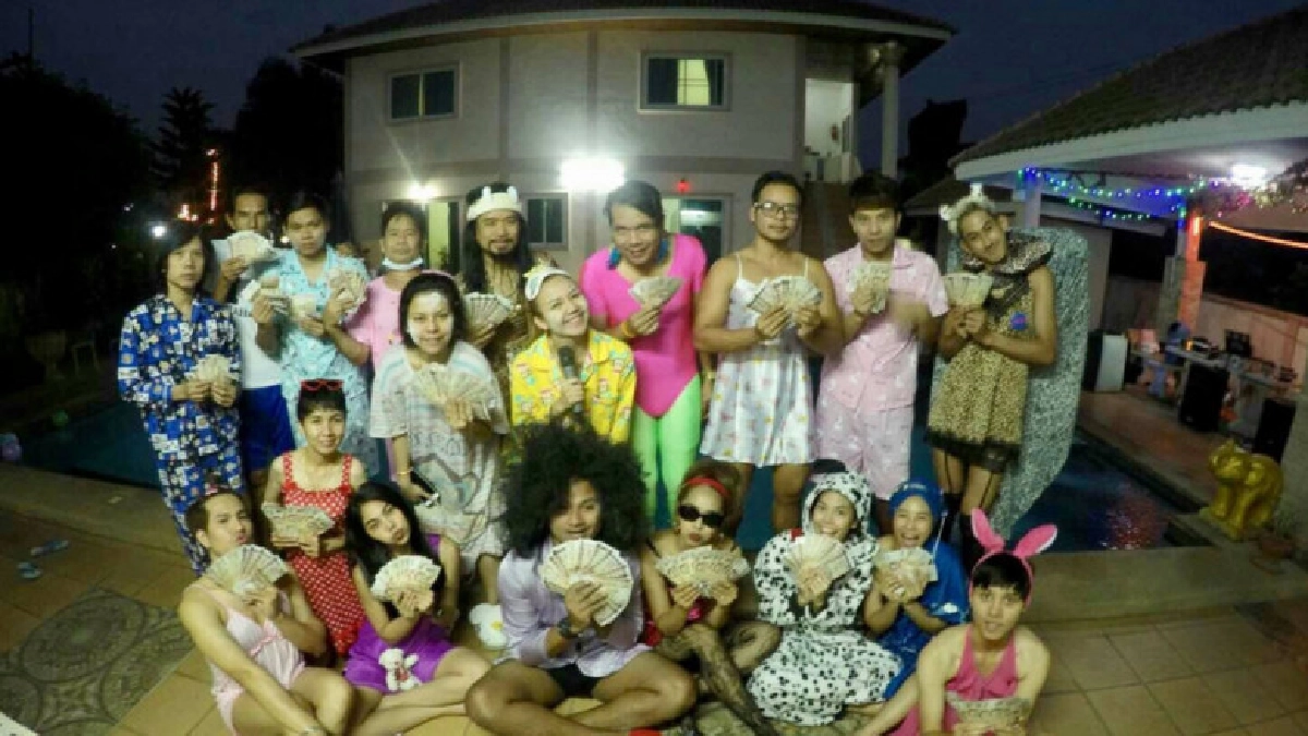 จัดหนัก จัดเต็ม 'จ๊ะ อาร์สยาม' แจกโบนัส 3 แสนพี่ๆ น้องๆในวง จัดหนัก จัดเต็ม 'จ๊ะ อาร์สยาม' แจกโบนัส 3 แสนพี่ๆ น้องๆในวง