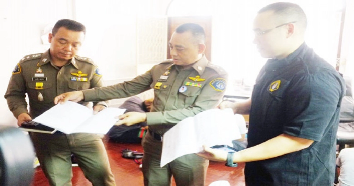"กองปราบ"รวบเว็บออนไลน์ชาวจีน "กองปราบ"รวบเว็บออนไลน์ชาวจีน