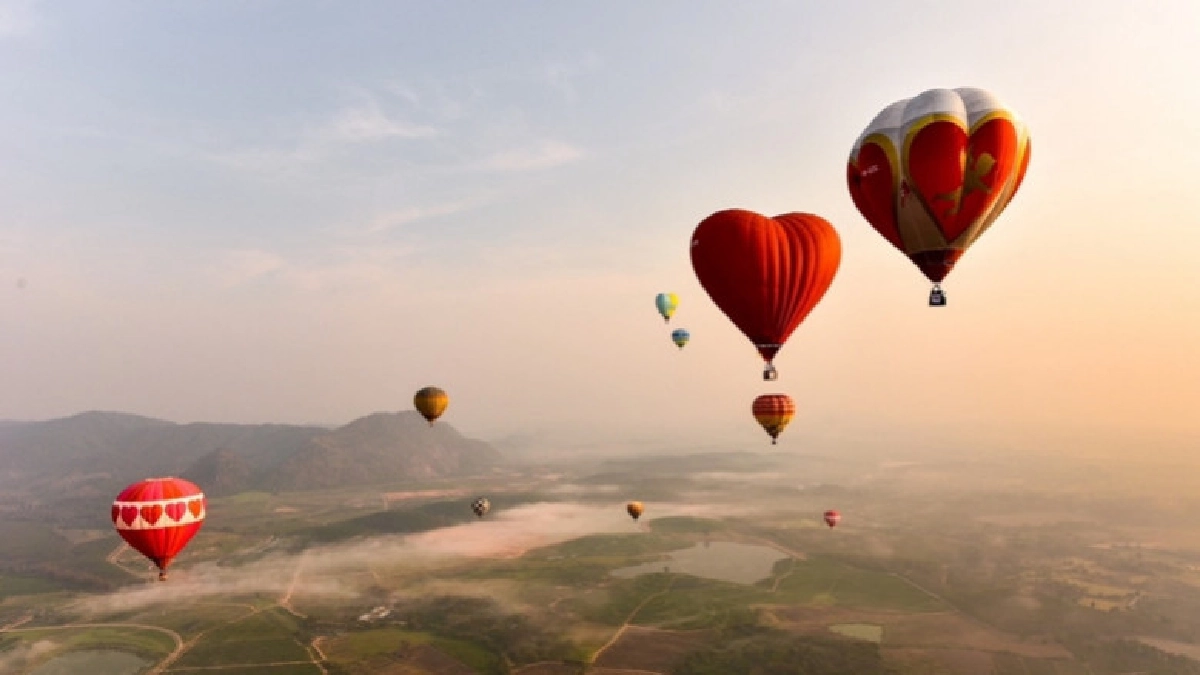 บอลลูนแห่งรักเหนือขอบฟ้าเชียงราย