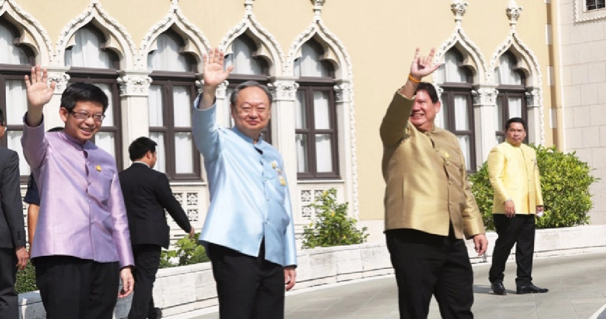 "ประยุทธ์"อวยพร 4 รมต.ทำงานการเมืองสำเร็จ "ประยุทธ์"อวยพร 4 รมต.ทำงานการเมืองสำเร็จ