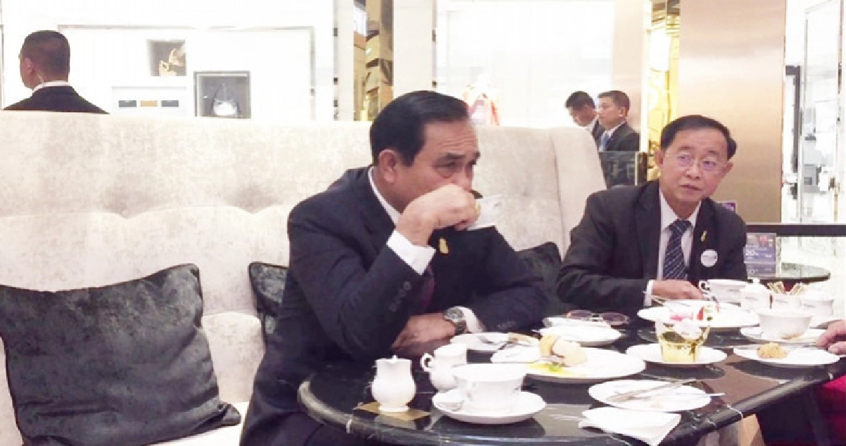 "นายกฯ"แวะดื่ม"ชา-กาแฟ"เจ้าดังกลางกรุง "นายกฯ"แวะดื่ม"ชา-กาแฟ"เจ้าดังกลางกรุง