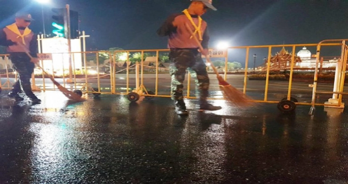 "กองทัพ"ระดมฉีดน้ำลดฝุ่น "กองทัพ"ระดมฉีดน้ำลดฝุ่น