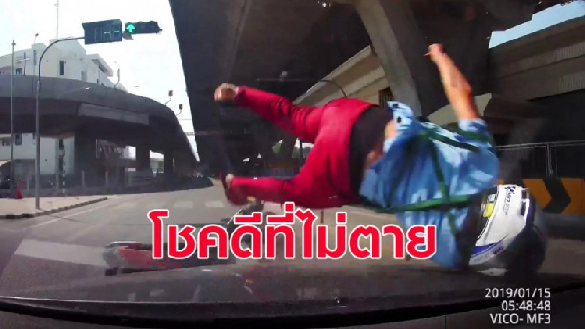 จยย.ฝ่าไฟแดง ก่อนถูกรถชนเข้าอย่างจัง ร่างกระเด็น (คลิป) จยย.ฝ่าไฟแดง ก่อนถูกรถชนเข้าอย่างจัง ร่างกระเด็น (คลิป)