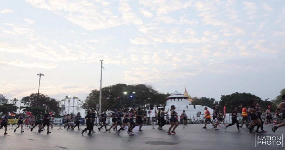 นักวิ่งจำนวนมากรวมกันในงานวิ่งฝ่าเมือง (ภาพชุด)