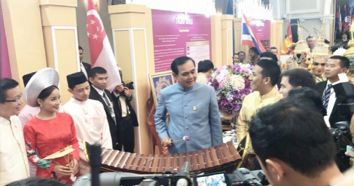"นายกฯ"อารมณ์ดีตีระนาดเพลงธรณีกรรแสง "นายกฯ"อารมณ์ดีตีระนาดเพลงธรณีกรรแสง