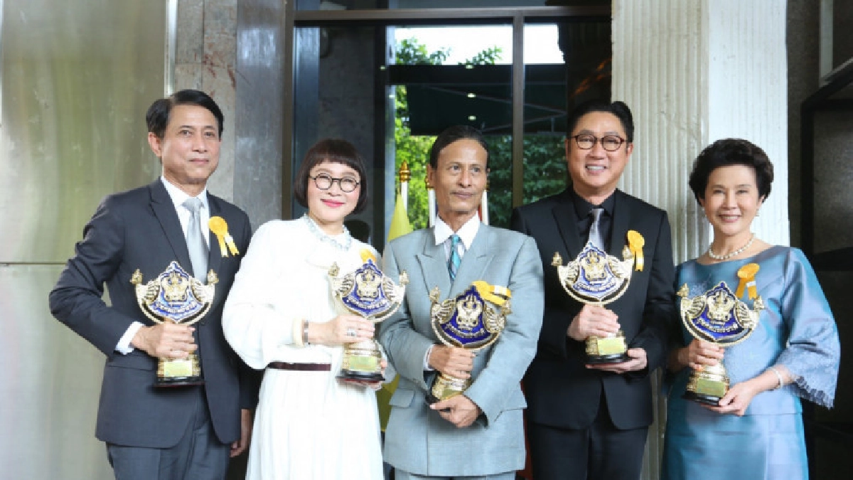 5 คนบันเทิงรับรางวัลบุคคลแห่งชาติ 5 คนบันเทิงรับรางวัลบุคคลแห่งชาติ