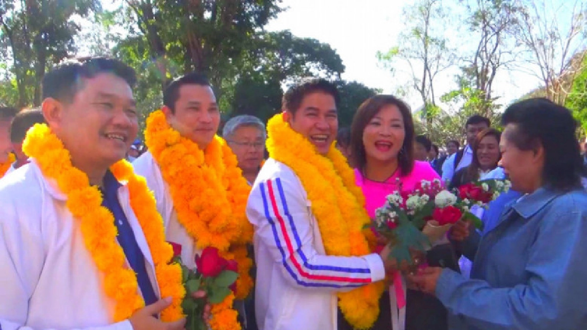 กำลังใจล้นหลาม"ผู้กองธรรมนัส"นำทีมพปชร.ลงสมัครเลือกตั้ง กำลังใจล้นหลาม"ผู้กองธรรมนัส"นำทีมพปชร.ลงสมัครเลือกตั้ง