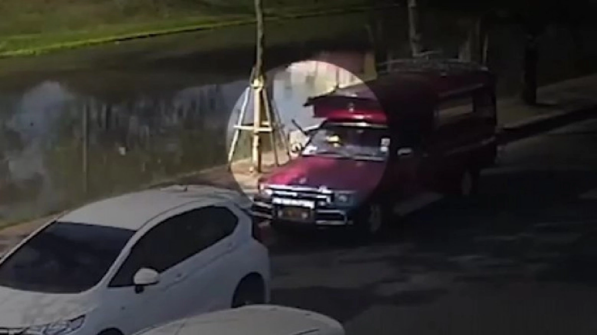 รถแดงเชียงใหม่กร่าง จี้เก๋งควงมีดยาวข่มขู่