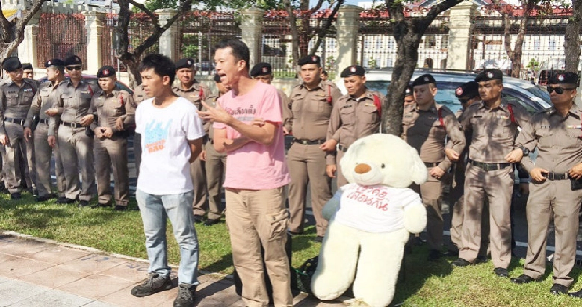 แจ้งข้อหา"เอกชัย"พร้อมพวกไม่ขออนุญาตชุมนุมทางการเมือง แจ้งข้อหา"เอกชัย"พร้อมพวกไม่ขออนุญาตชุมนุมทางการเมือง
