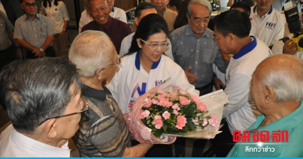 นักธุรกิจชาวโคราชแห่ให้กำลังใจ "หญิงหน่อย" นักธุรกิจชาวโคราชแห่ให้กำลังใจ "หญิงหน่อย"