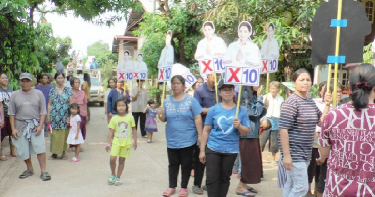 "พปชร."น้ำตาคลอชาวบ้านช่วยหาเสียง "พปชร."น้ำตาคลอชาวบ้านช่วยหาเสียง