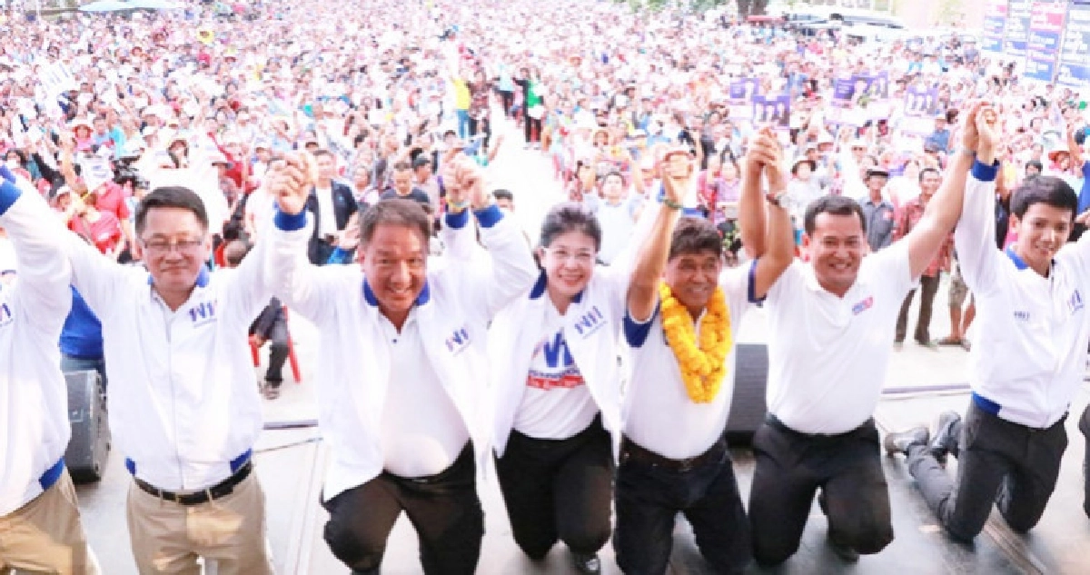 ชาวพิมายแห่ฟัง"หญิงหน่อย"แจงนโยบาย"เอาลุงคืนไป" ชาวพิมายแห่ฟัง"หญิงหน่อย"แจงนโยบาย"เอาลุงคืนไป"