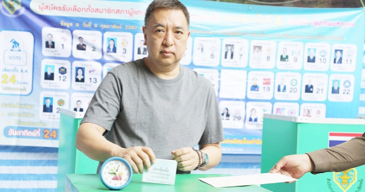 "สุรนันทน์"ใช้สิทธิ์หน่วยเดียวกับ"อภิสิทธิ์" "สุรนันทน์"ใช้สิทธิ์หน่วยเดียวกับ"อภิสิทธิ์"
