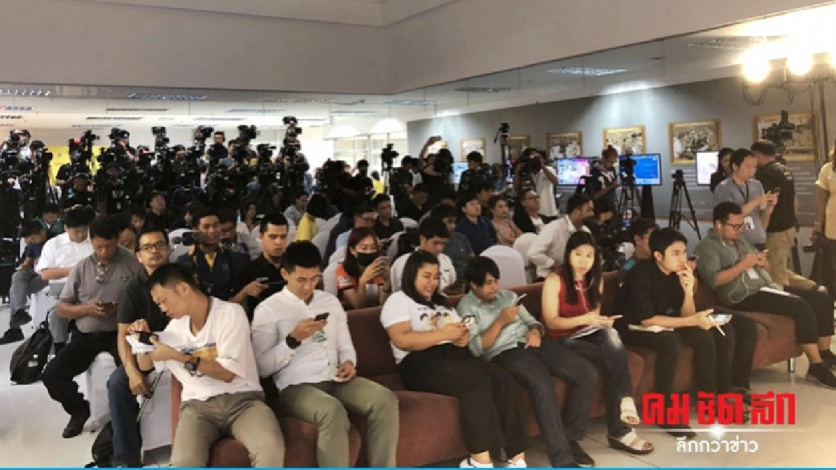 กองทัพสื่อ เกาะติด กกต.รายงานผลการนับคะแนน
